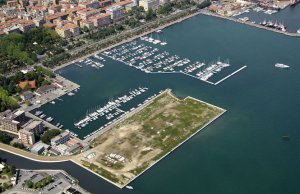 125 x 22 Meter Kajplats/Förtöjning Port Mirabello Småbåtshamn, La Spezia