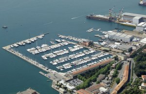 15 x 5 Meter Kajplats/Förtöjning Port Mirabello Småbåtshamn, La Spezia