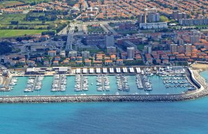 24 x 6.5 Meter Kajplats/Förtöjning Småbåtshamn Cala de' Medici Till Salu